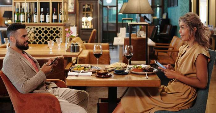 Street Food vs Fine Dining: Mana yang Lebih Worth It Saat Traveling?