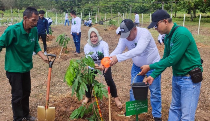 Sekolah California Tanam Pohon Bulan Dukung Pendidikan Sains dan Konservasi